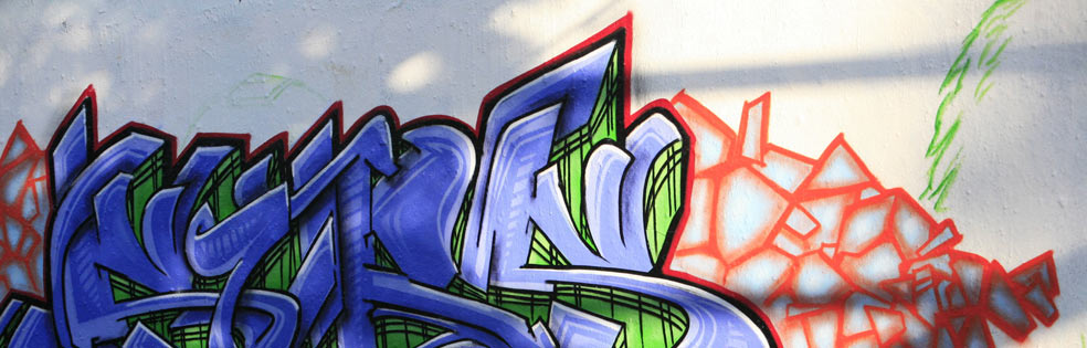 Graffiti-Entfernung von Hausfassaden und Mauern mittels Trockeneisstrahlen